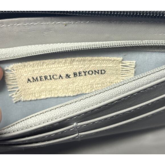 America & Beyond Beaded Bee Clutch Wallet. New no tags - Picture 5 of 9